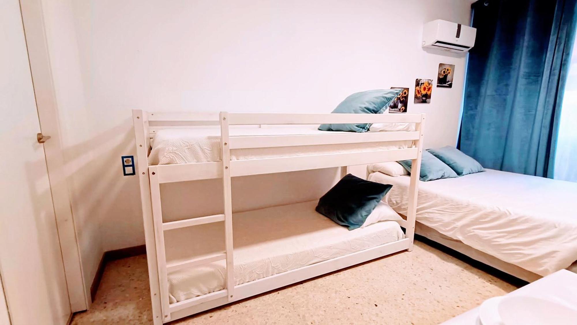 Hostal Estudios Badalona Luaran gambar