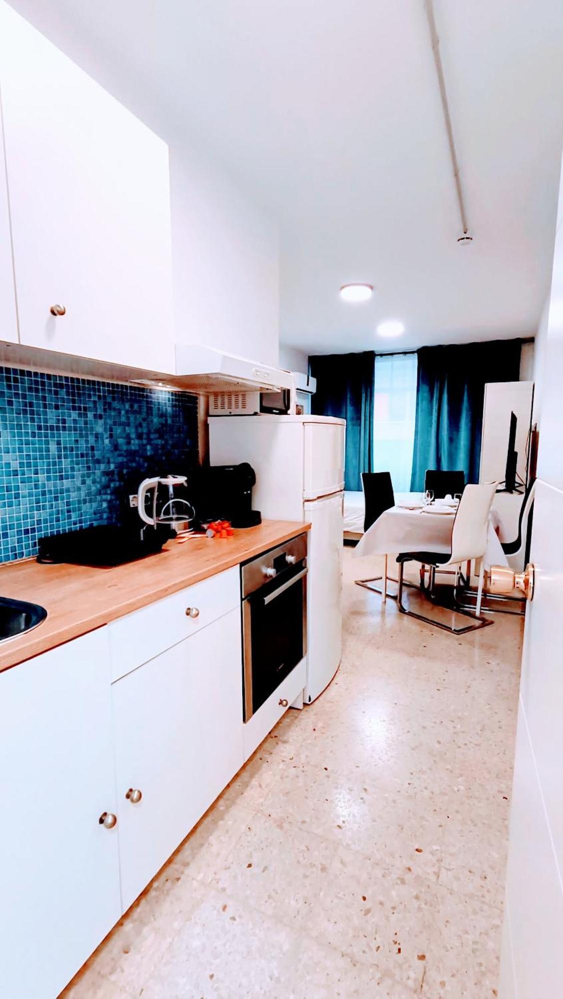 Hostal Estudios Badalona Luaran gambar