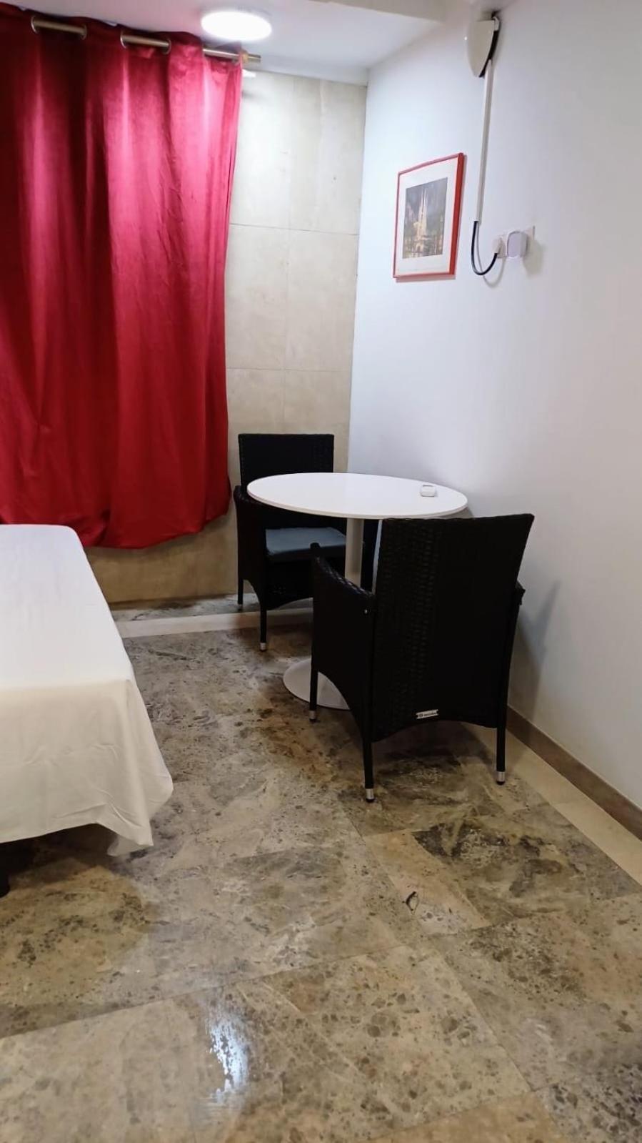 Hostal Estudios Badalona Luaran gambar