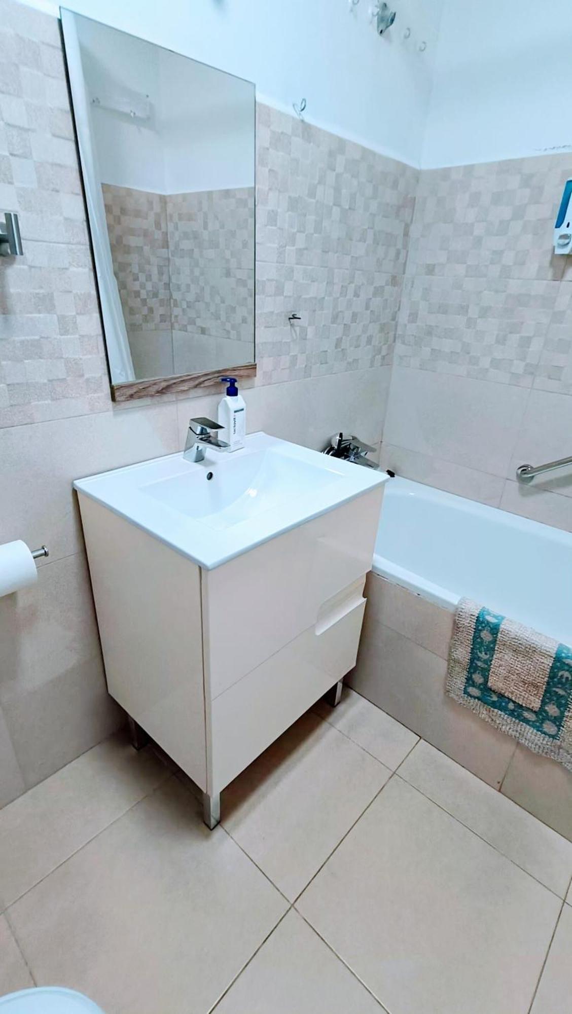 Hostal Estudios Badalona Luaran gambar