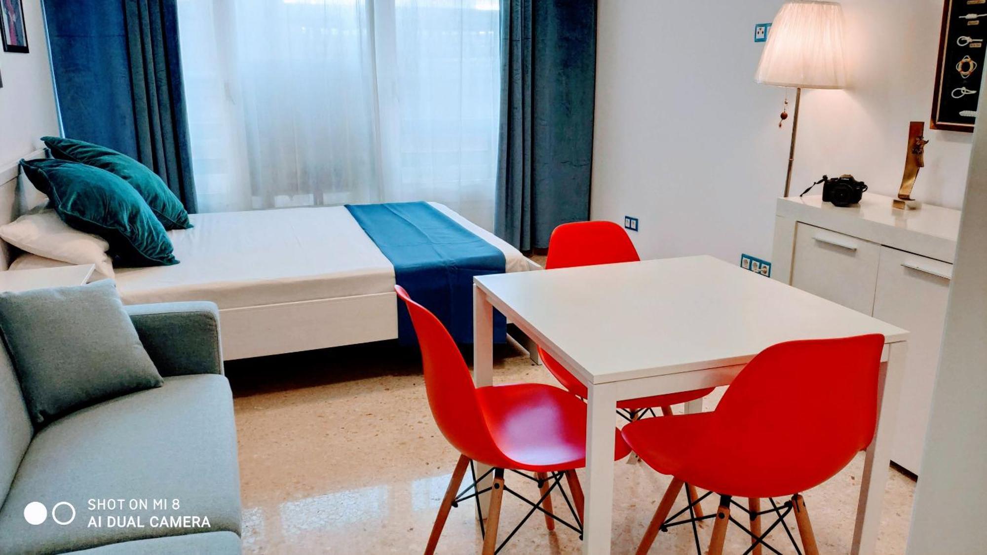 Hostal Estudios Badalona Luaran gambar