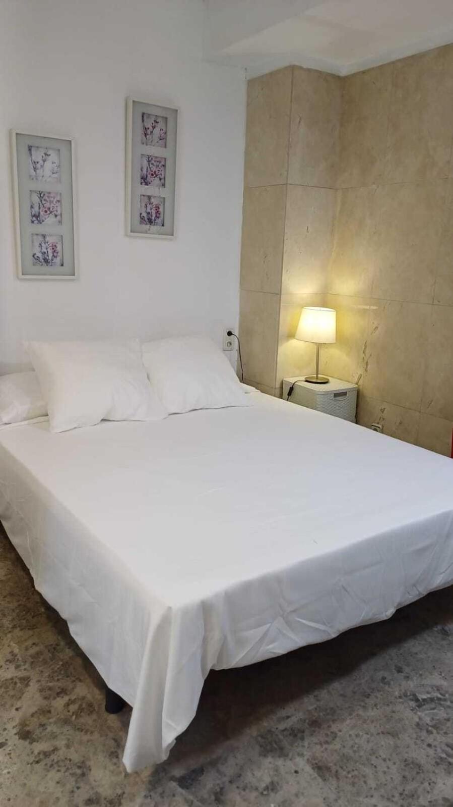 Hostal Estudios Badalona Bilik gambar