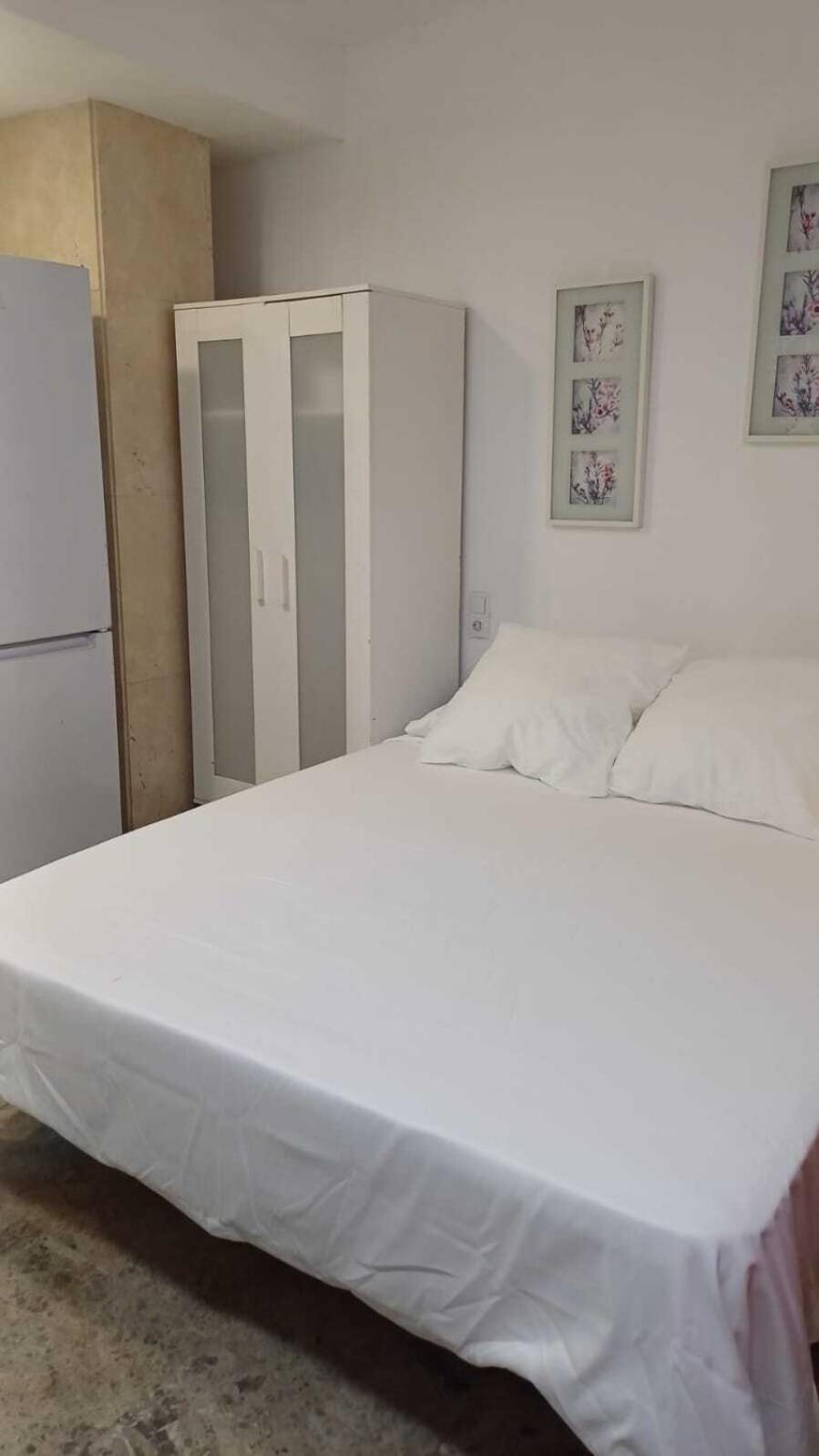 Hostal Estudios Badalona Luaran gambar